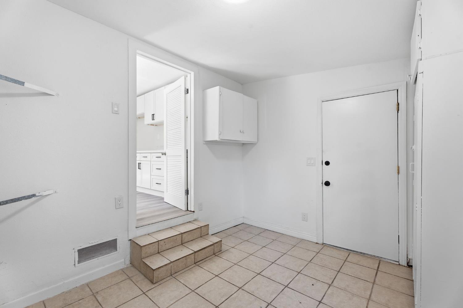 841 W Walnut Ave, Visalia, CA 93277