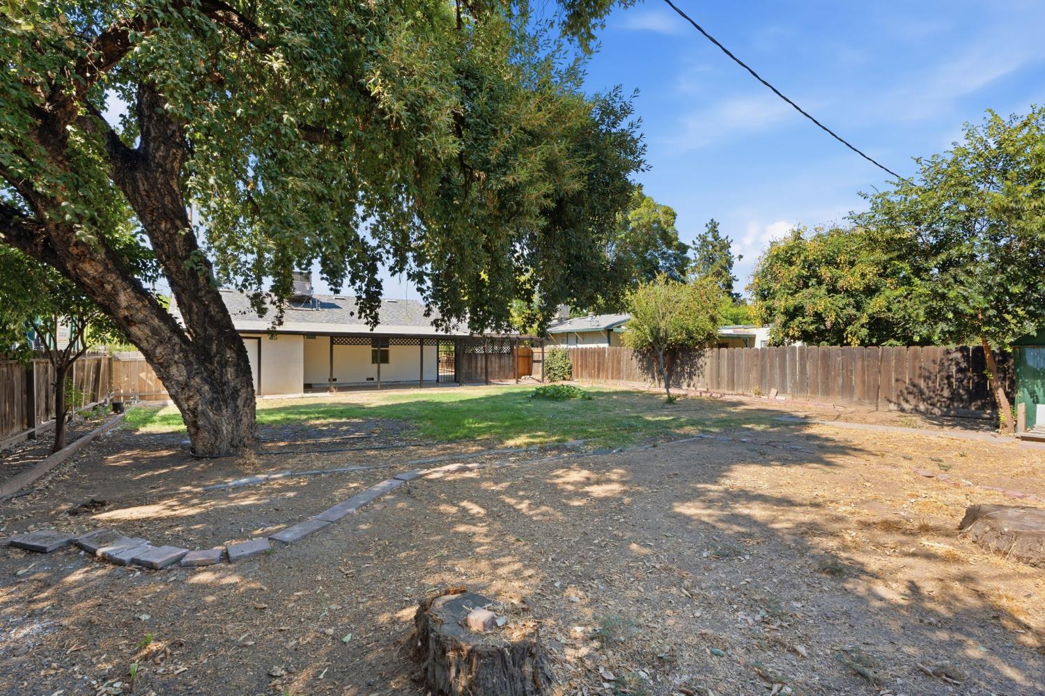 841 W Walnut Ave, Visalia, CA 93277