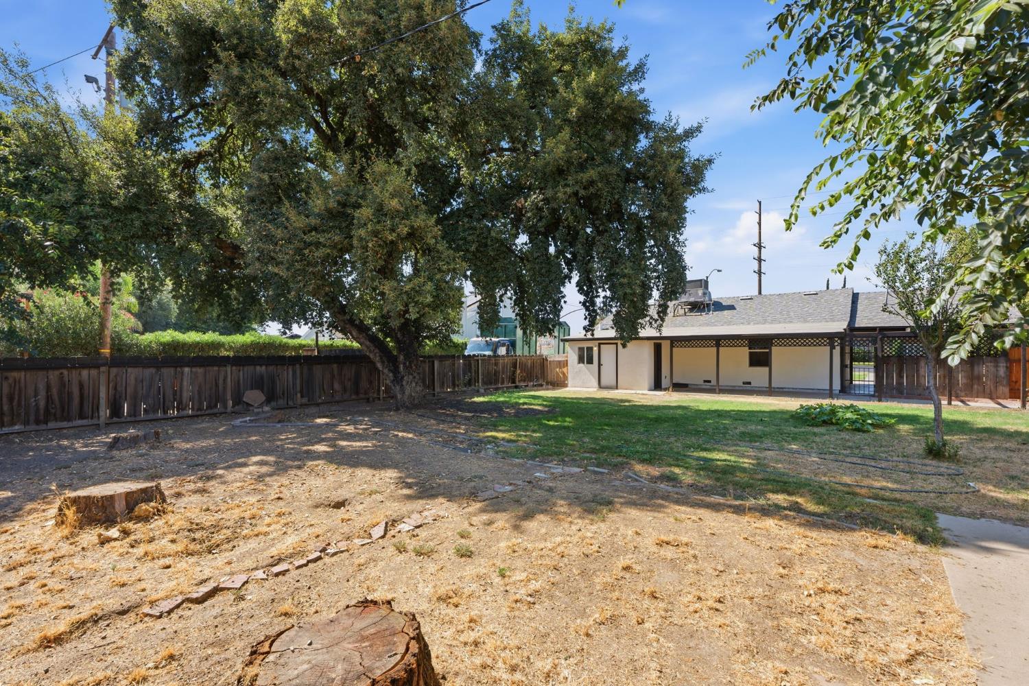 841 W Walnut Ave, Visalia, CA 93277