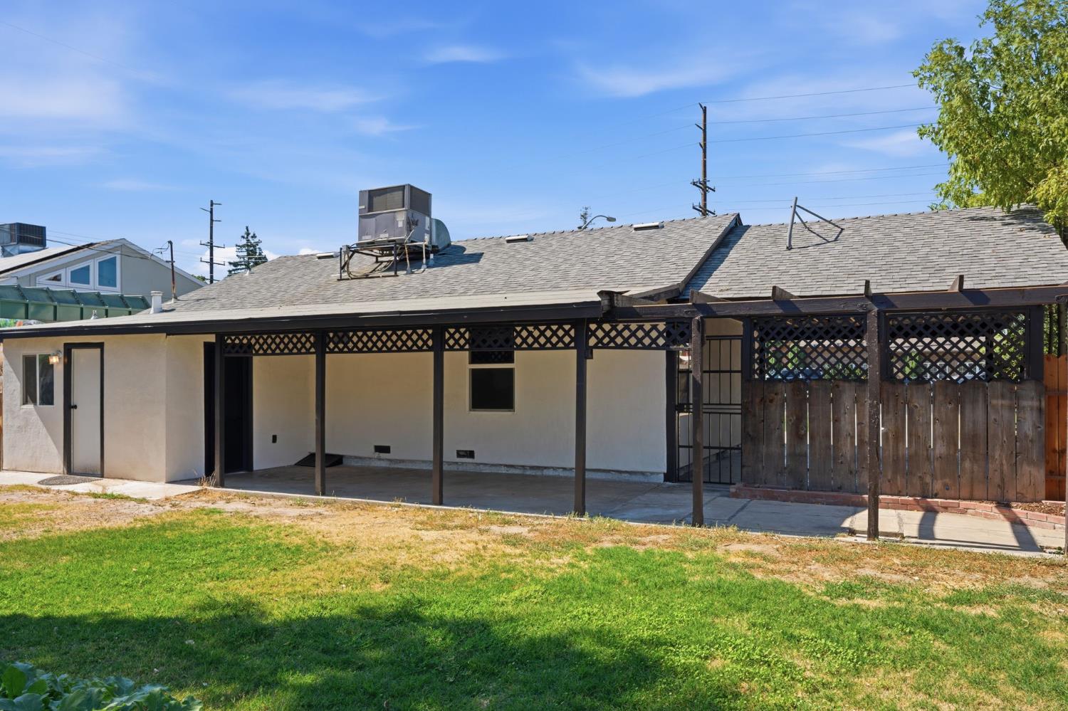 841 W Walnut Ave, Visalia, CA 93277