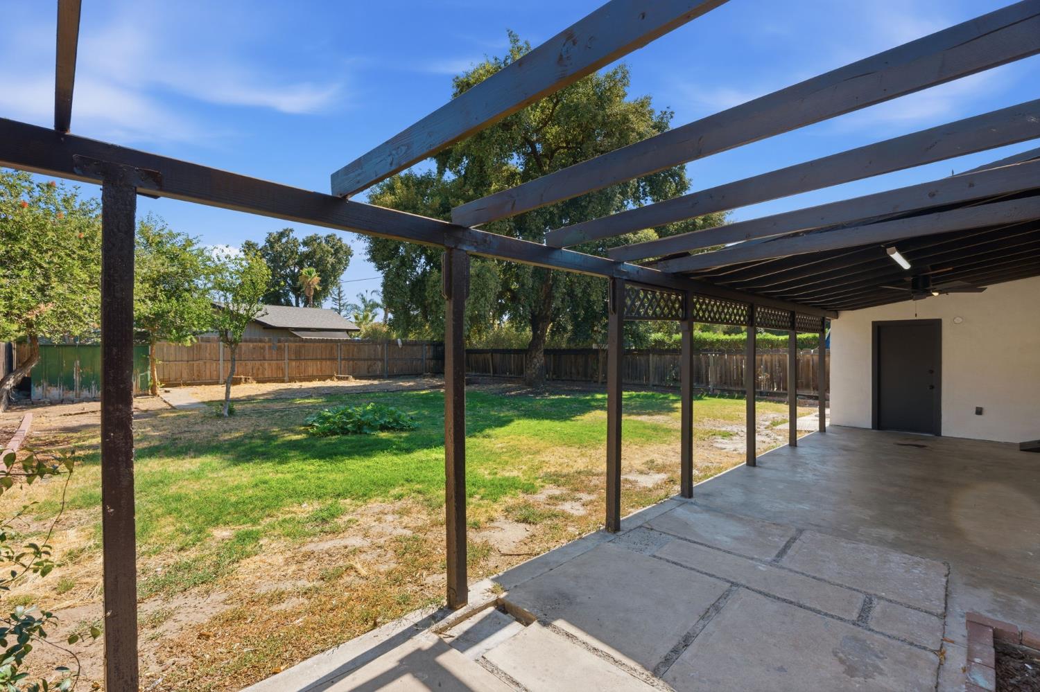841 W Walnut Ave, Visalia, CA 93277