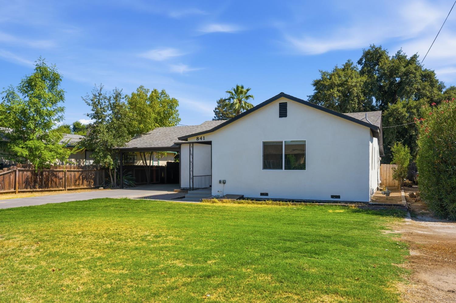 841 W Walnut Ave, Visalia, CA 93277