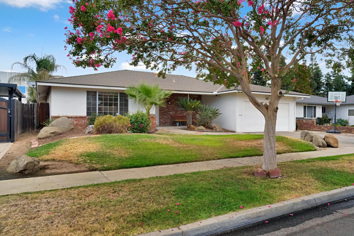 516 E Magill Ave, Fresno, CA 93710