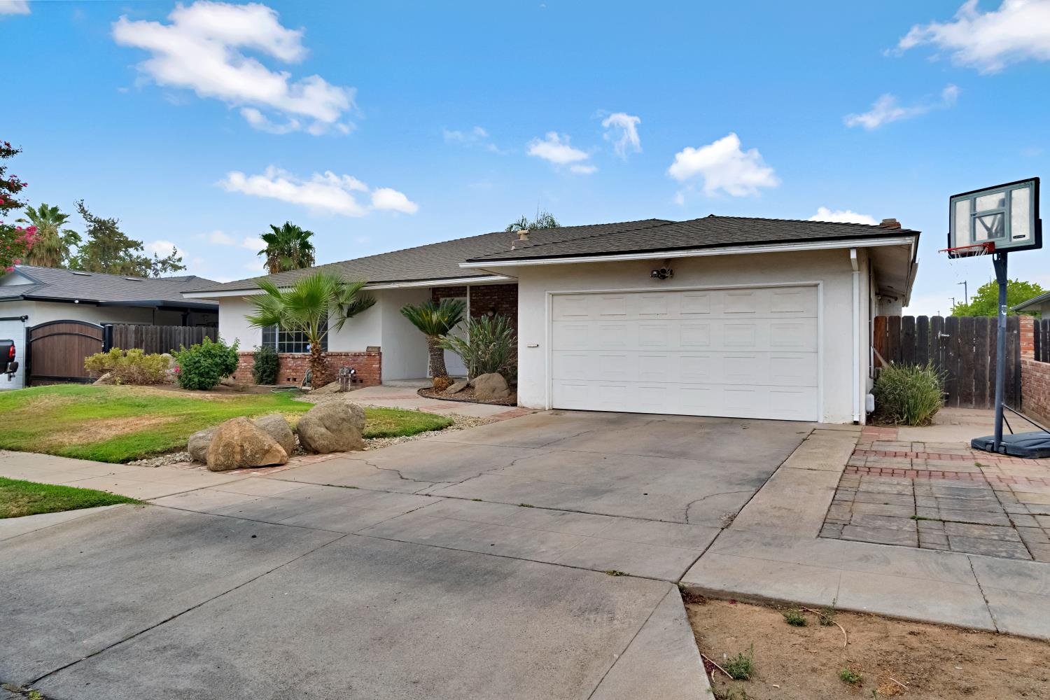 516 E Magill Ave, Fresno, CA 93710