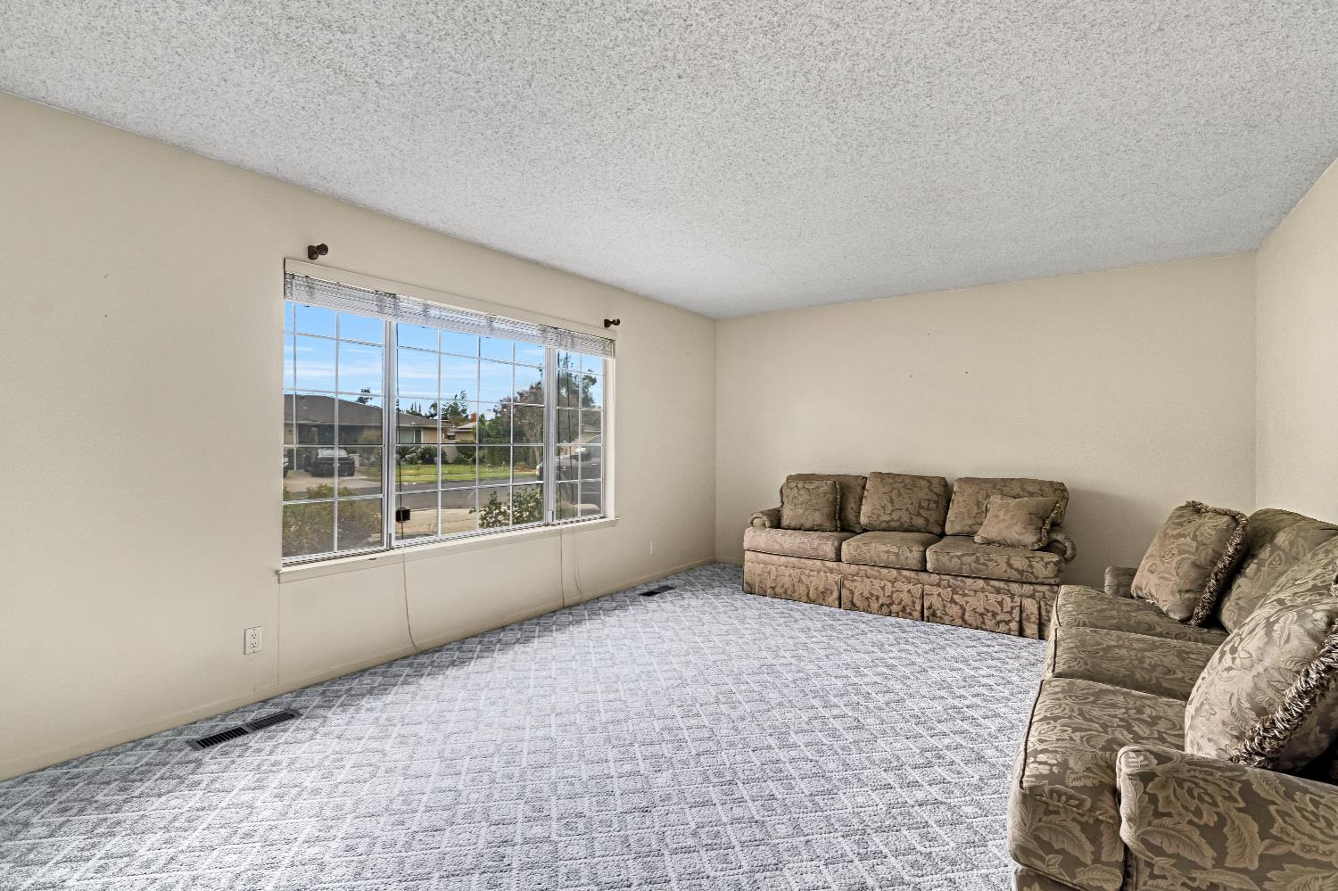 516 E Magill Ave, Fresno, CA 93710
