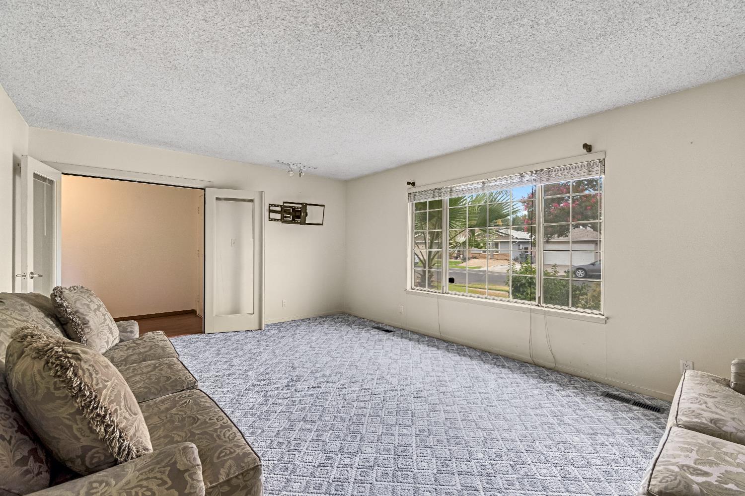 516 E Magill Ave, Fresno, CA 93710