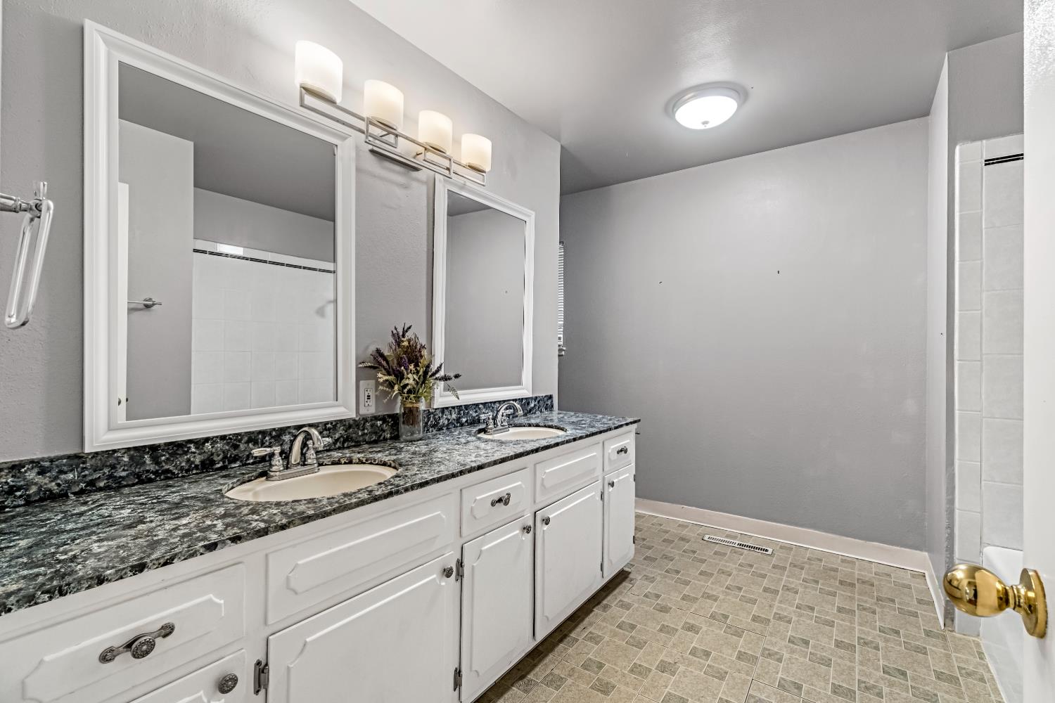 516 E Magill Ave, Fresno, CA 93710