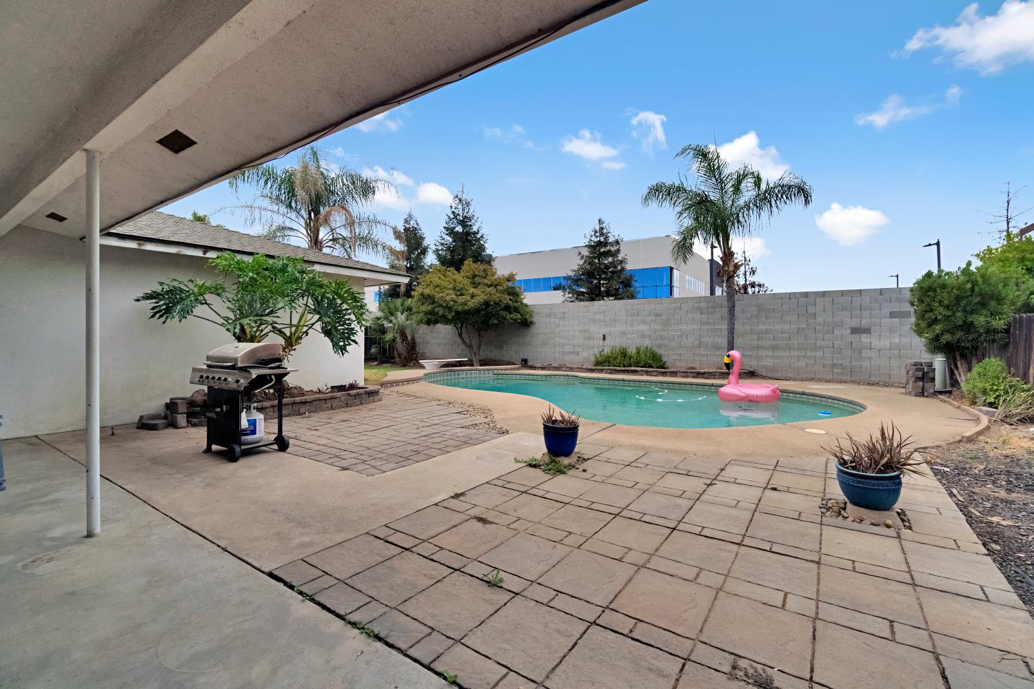 516 E Magill Ave, Fresno, CA 93710