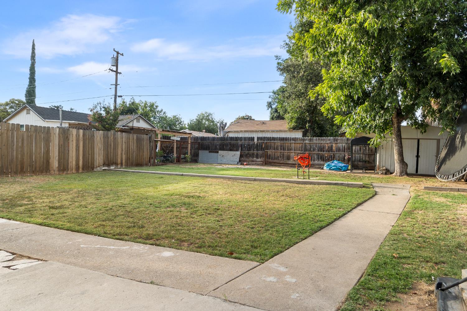 555 E Fountain Way, Fresno, CA 93704