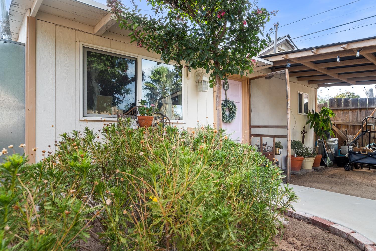 555 E Fountain Way, Fresno, CA 93704