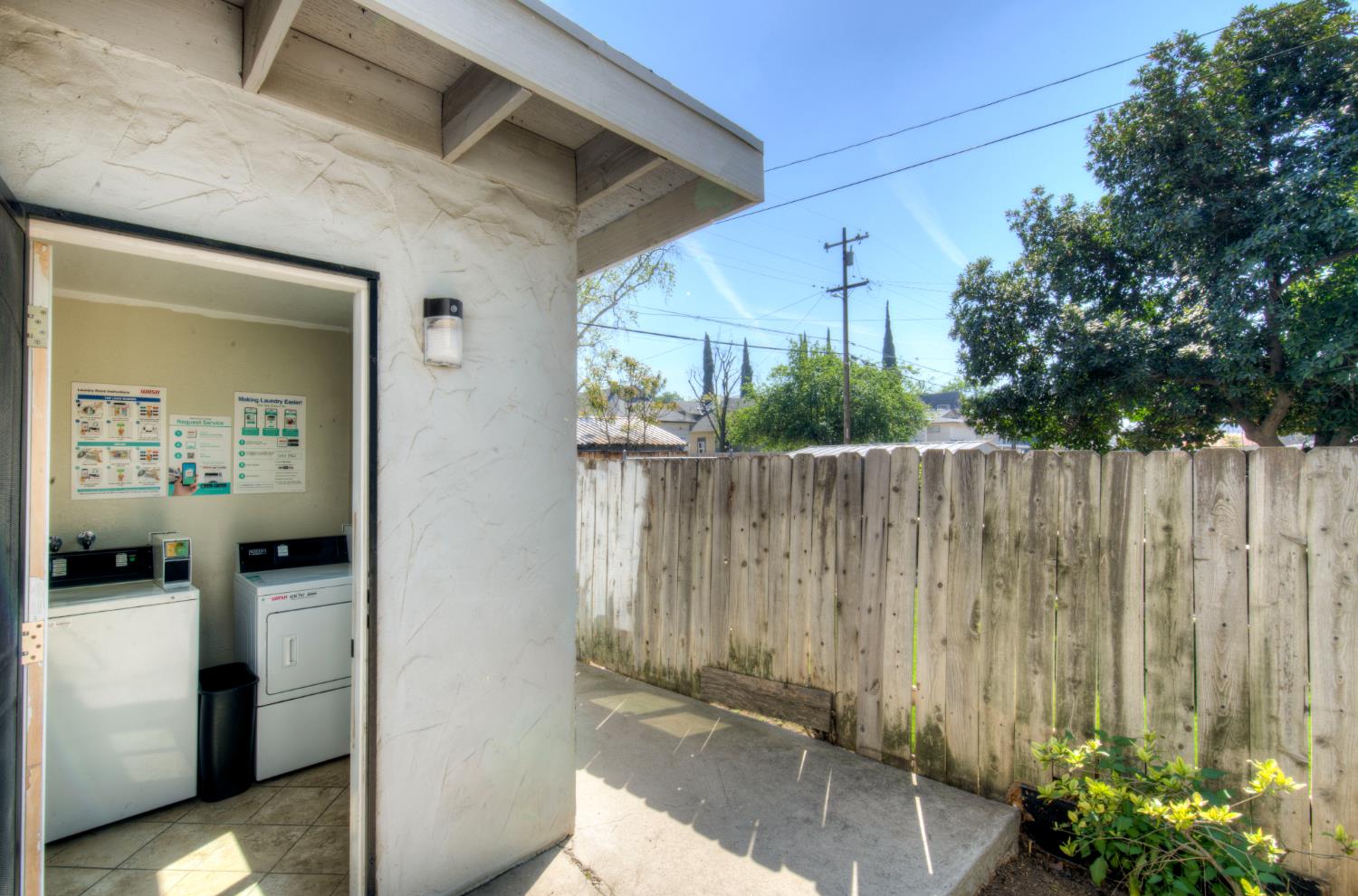 402 N Poplar Ave, Fresno, CA 93701