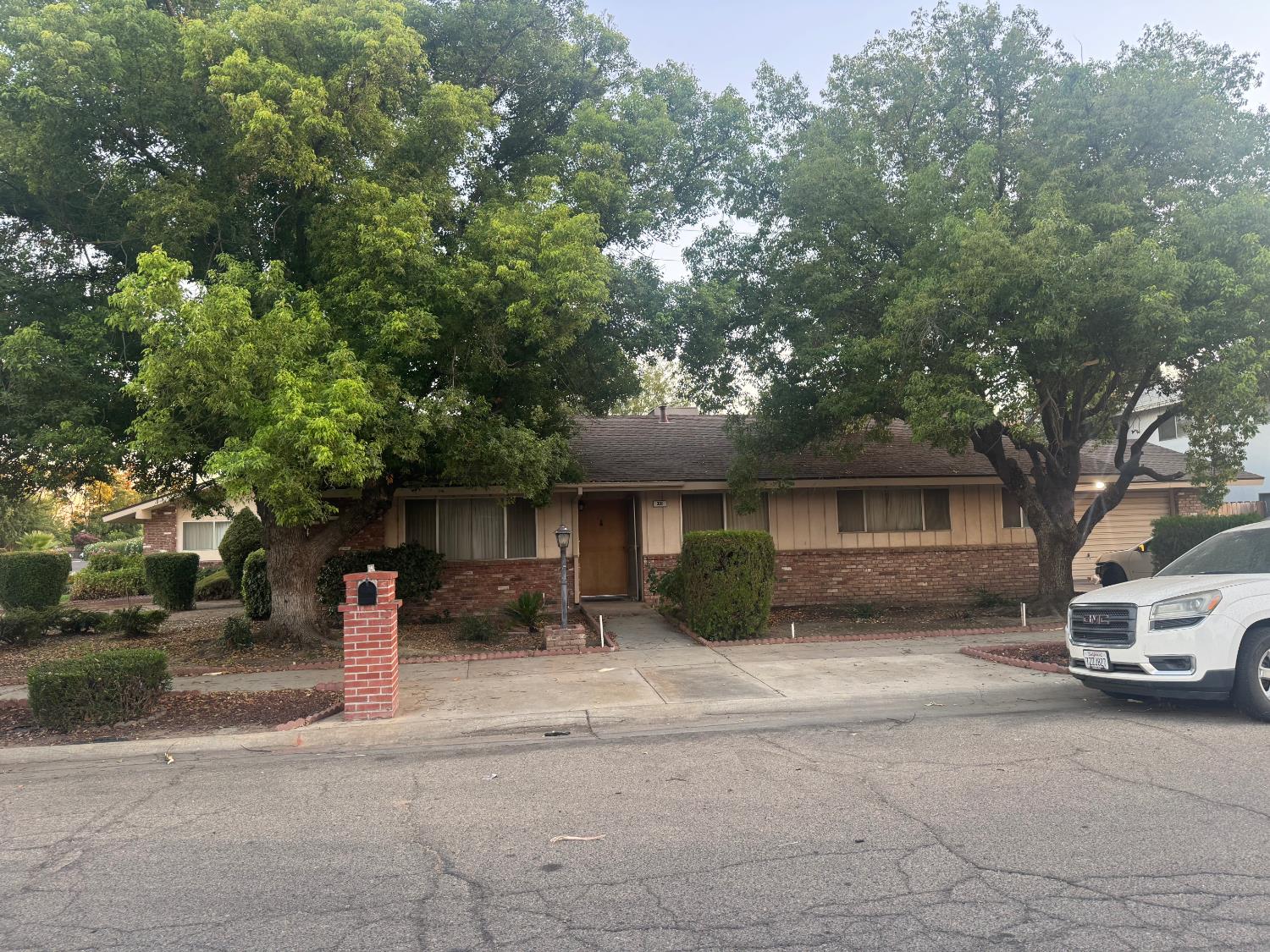 325 N Manila Ave, Fresno, CA 93727