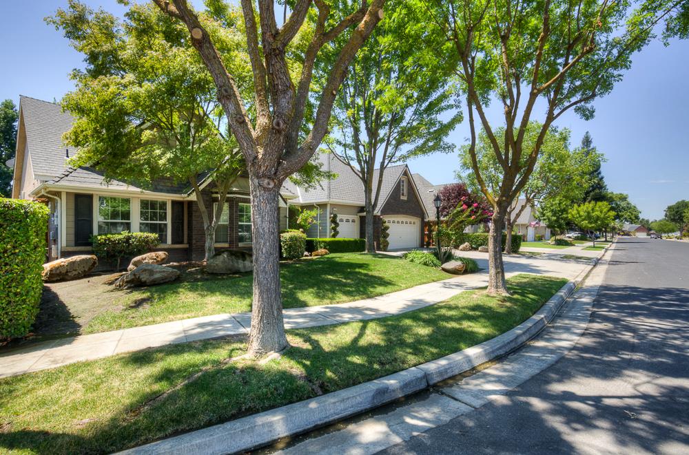274 W Lester Ave, Clovis, CA 93619