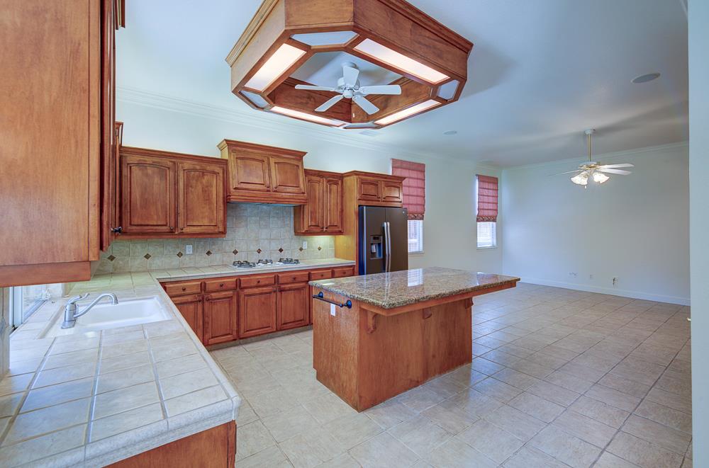 274 W Lester Ave, Clovis, CA 93619