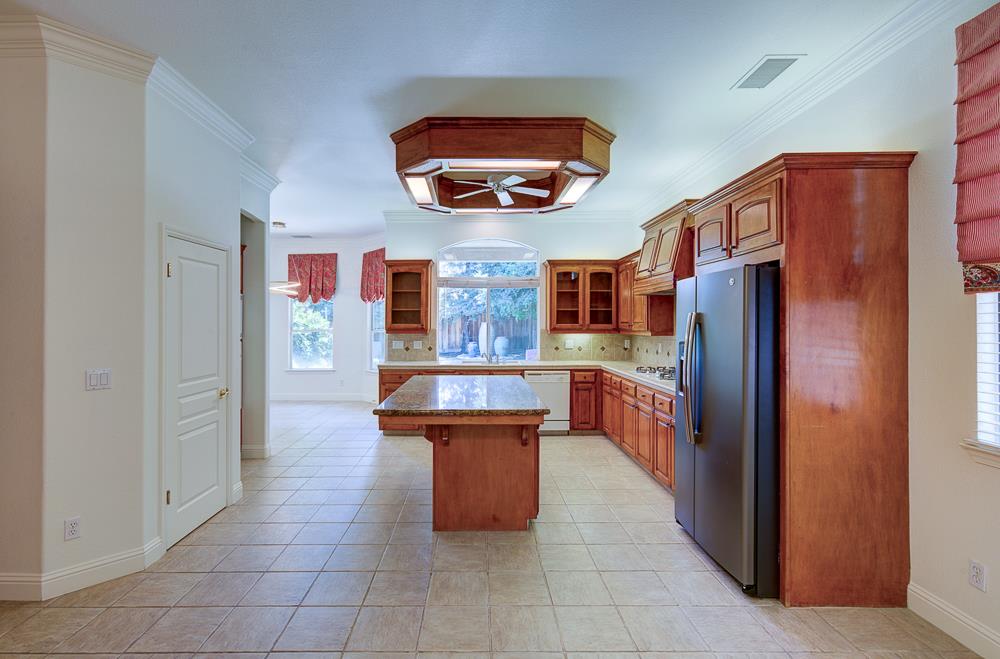 274 W Lester Ave, Clovis, CA 93619