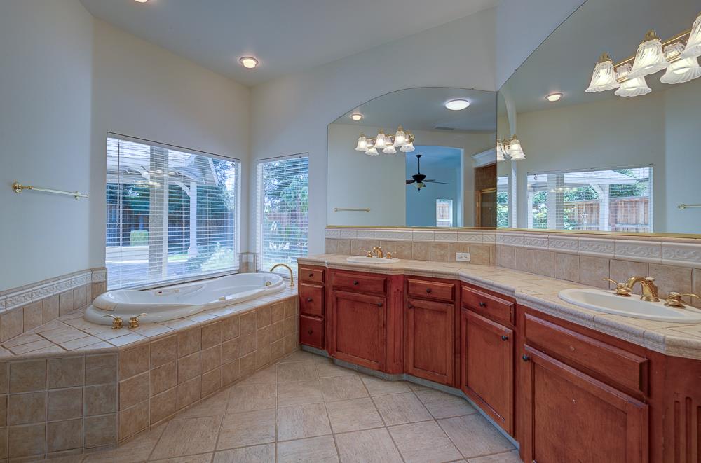 274 W Lester Ave, Clovis, CA 93619