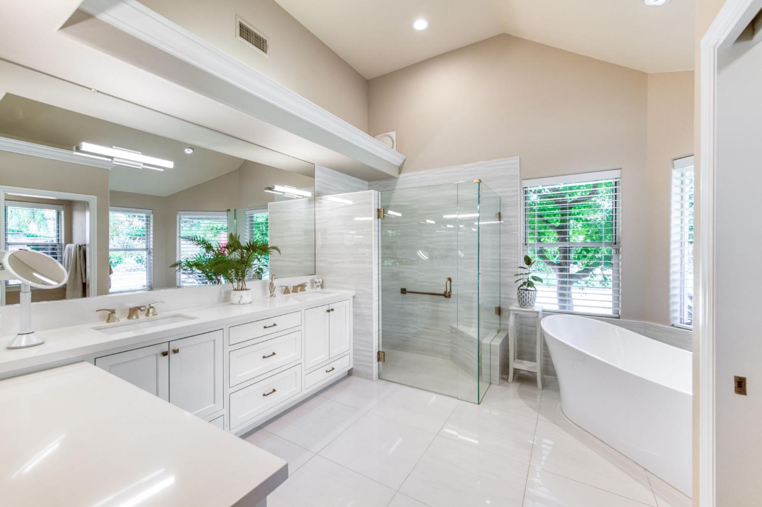 856 E Sutton Dr, Fresno, CA 93720
