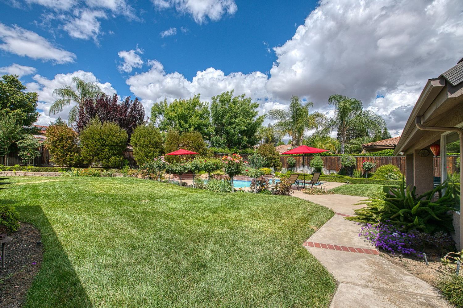 856 E Sutton Dr, Fresno, CA 93720