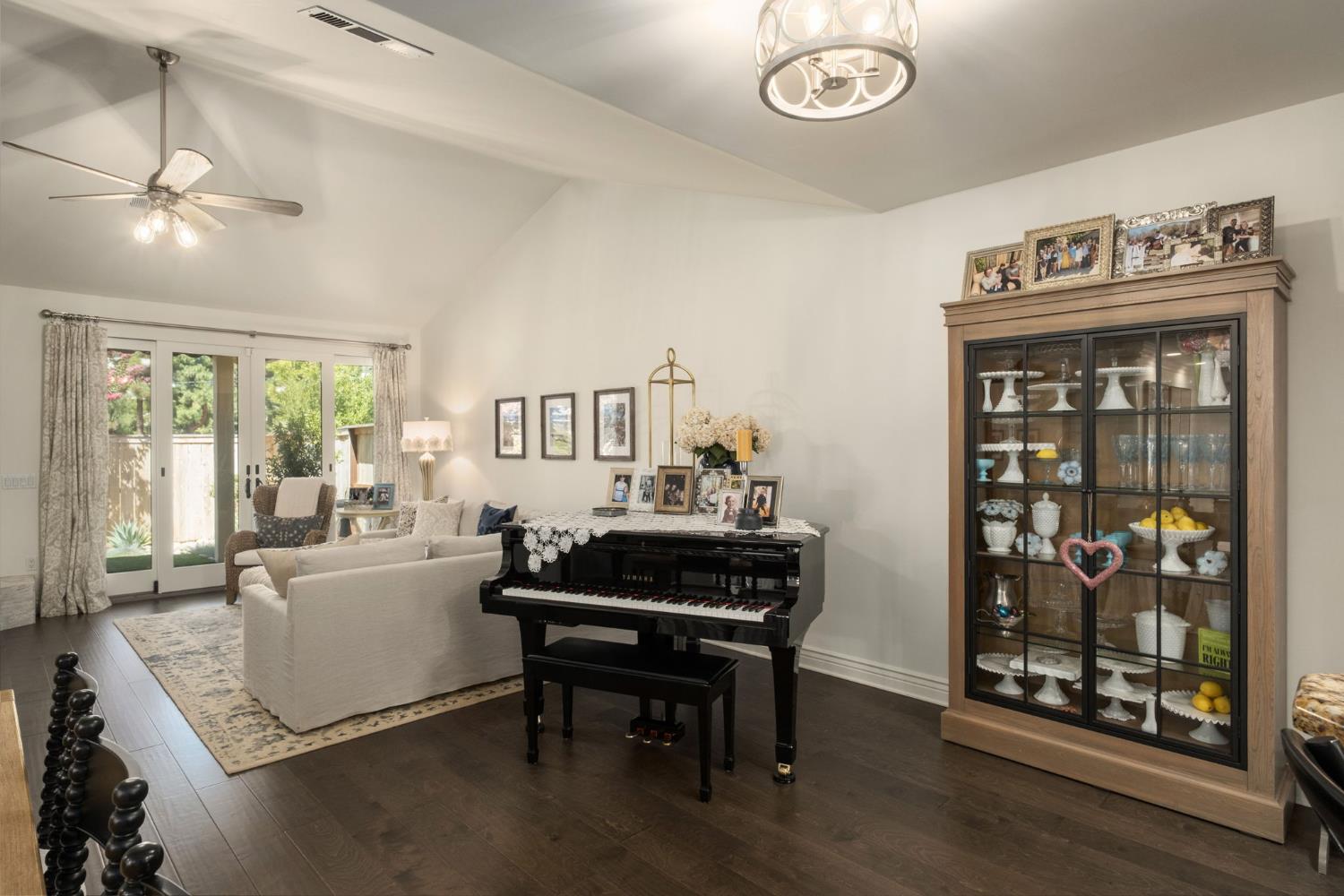 588 W San Jose Ave, Fresno, CA 93704