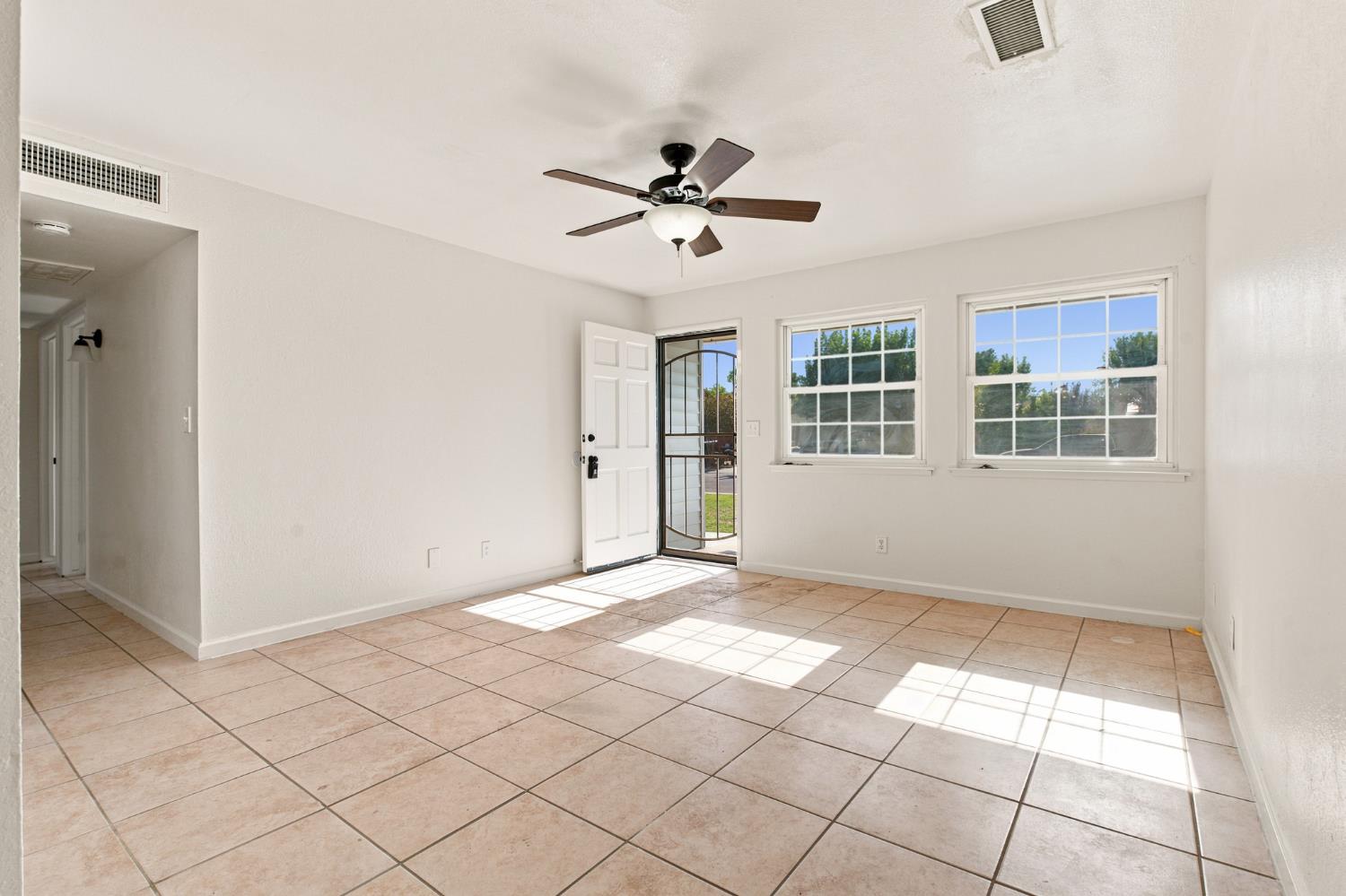 873 S 12Th St, Kerman, CA 93630