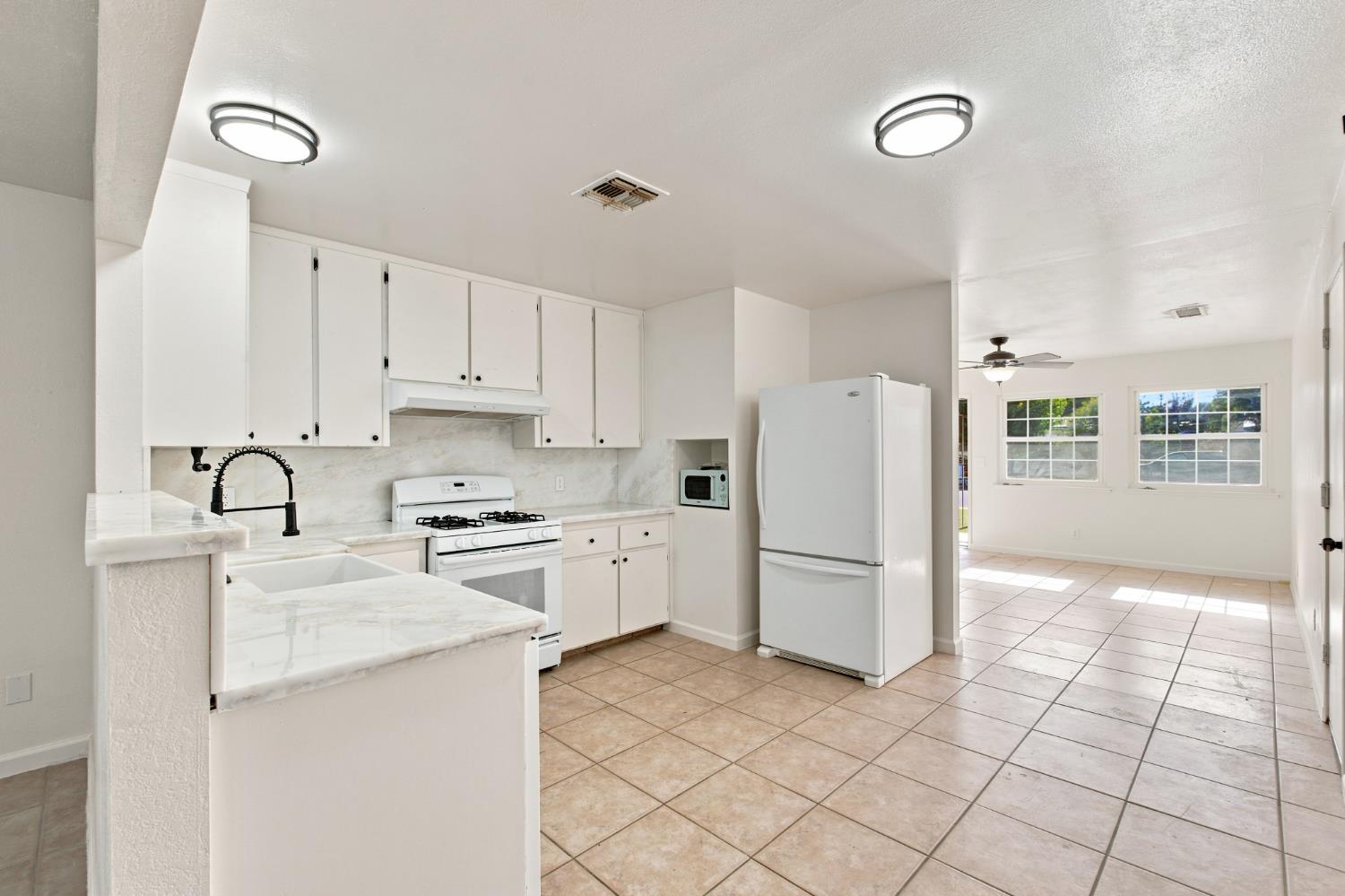 873 S 12Th St, Kerman, CA 93630