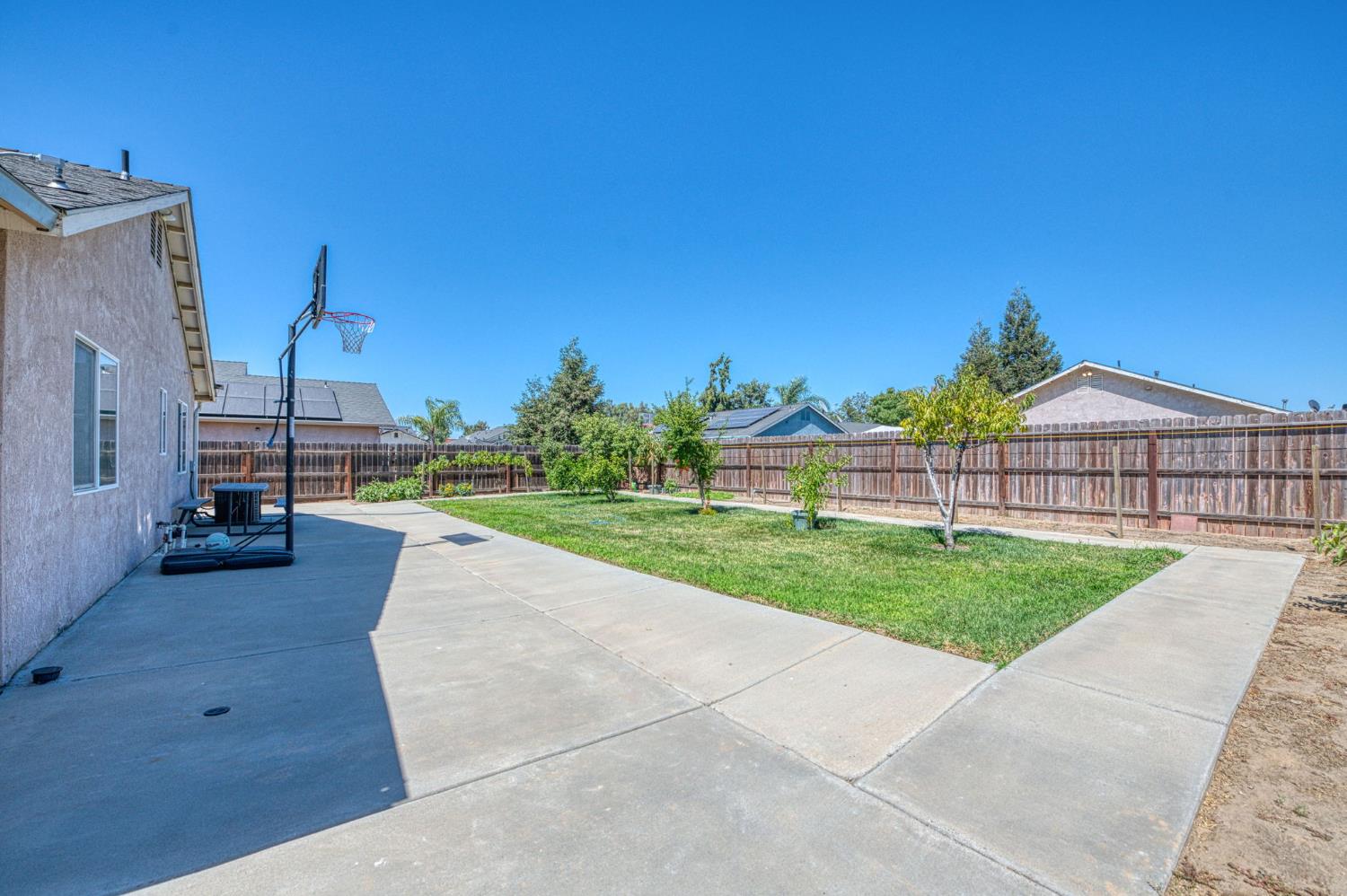 3718 Clay Ct, Selma, CA 93662