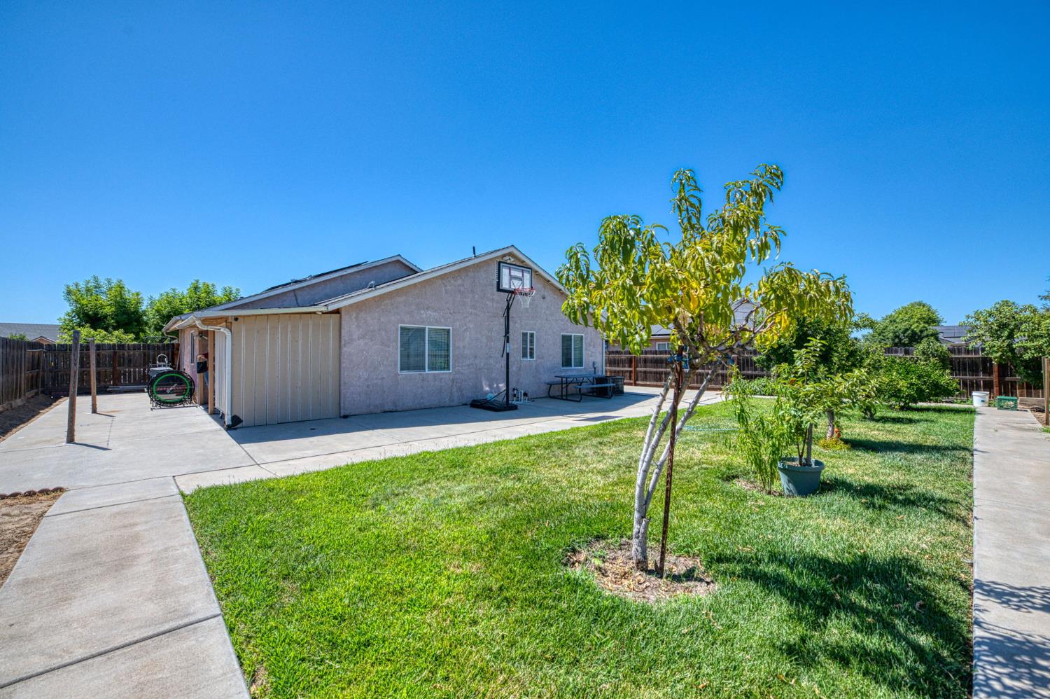 3718 Clay Ct, Selma, CA 93662