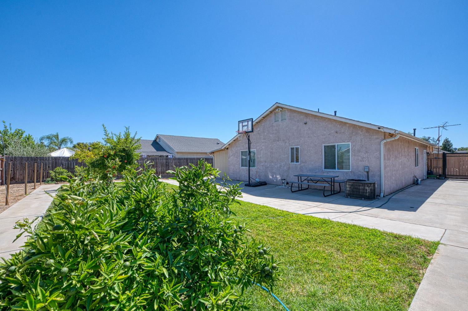 3718 Clay Ct, Selma, CA 93662