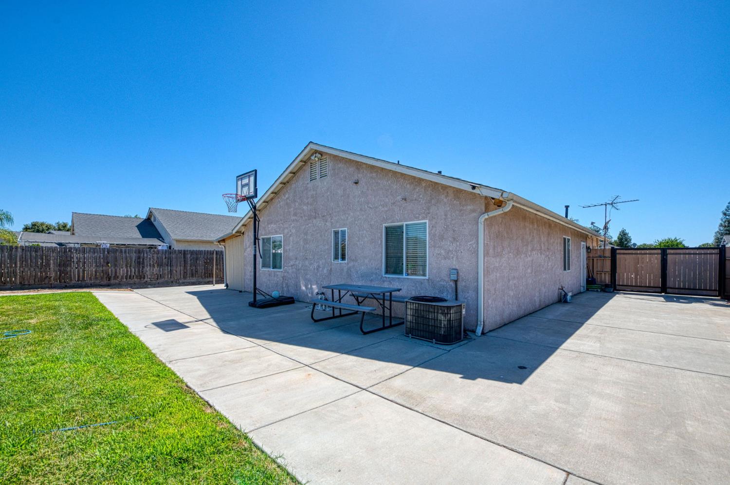 3718 Clay Ct, Selma, CA 93662