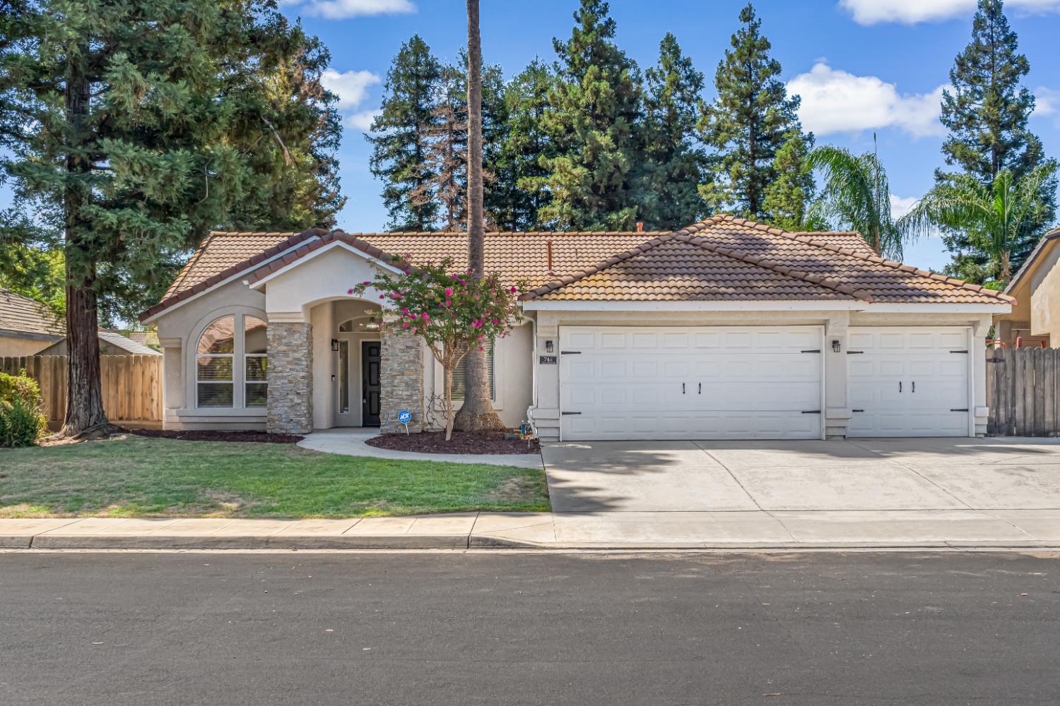 744 W Chennault Ave, Clovis, CA 93611