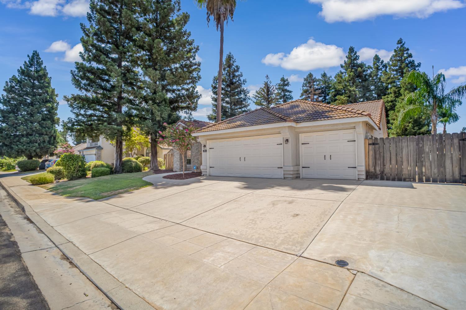 744 W Chennault Ave, Clovis, CA 93611