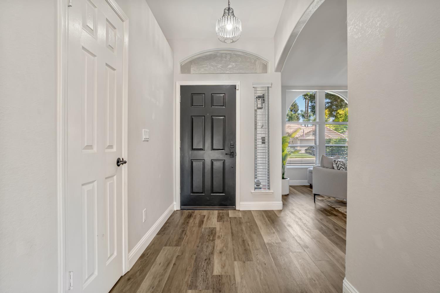 744 W Chennault Ave, Clovis, CA 93611
