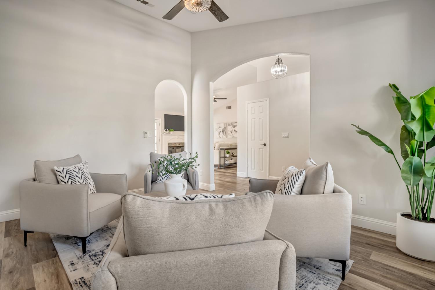 744 W Chennault Ave, Clovis, CA 93611