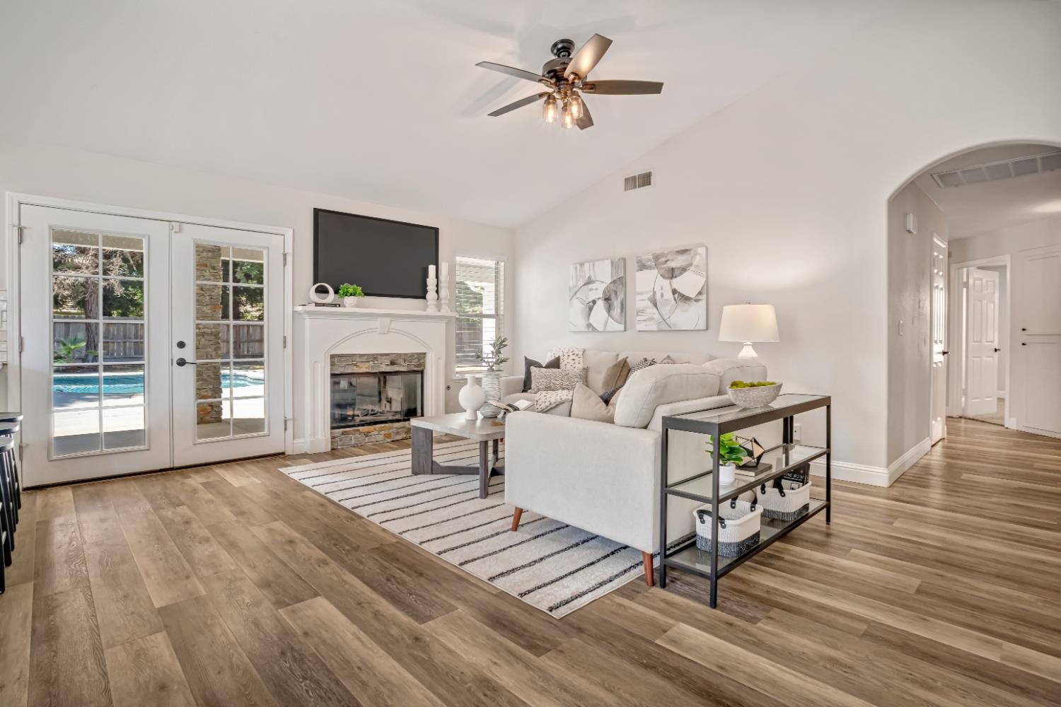744 W Chennault Ave, Clovis, CA 93611