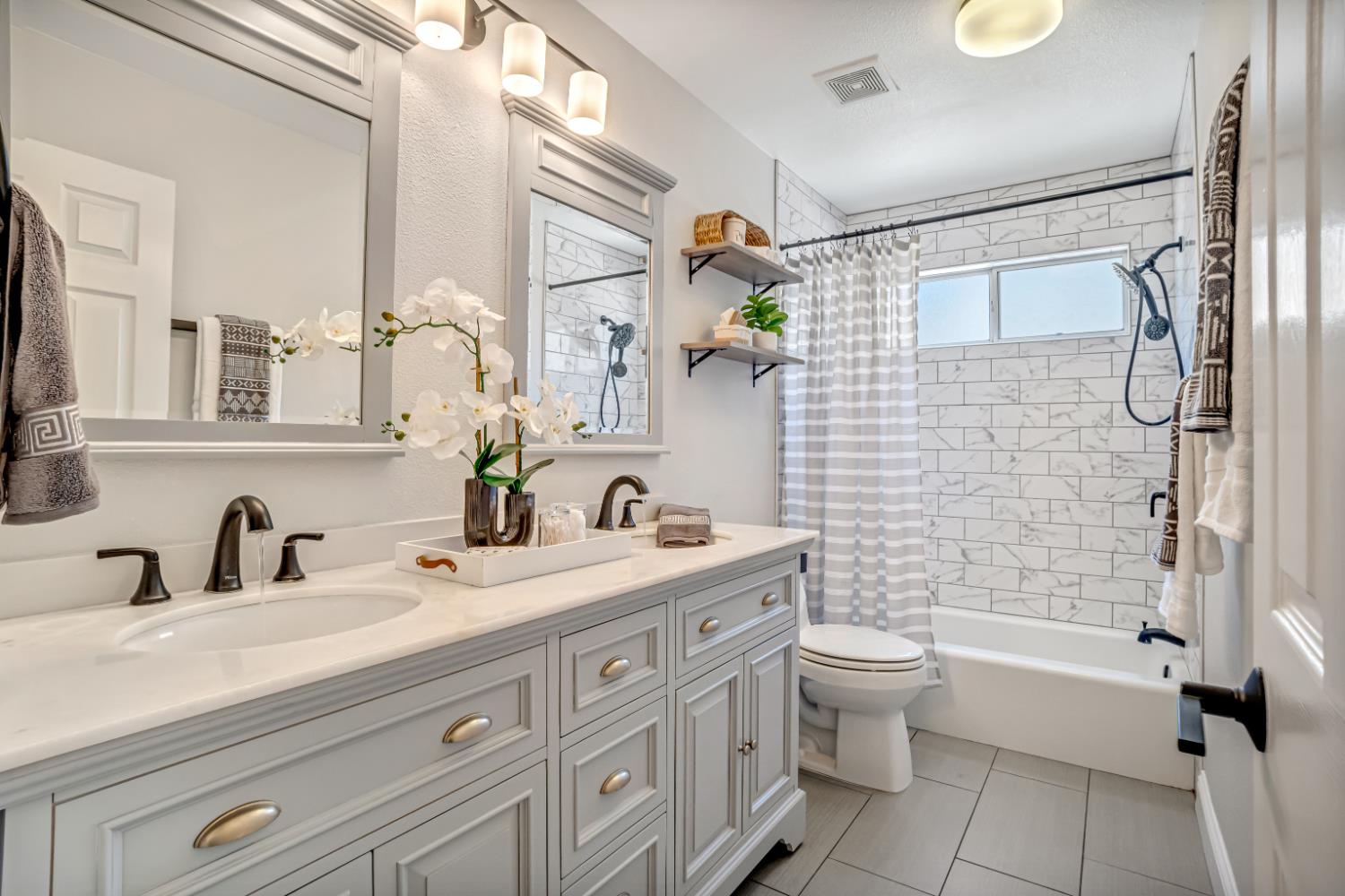 744 W Chennault Ave, Clovis, CA 93611