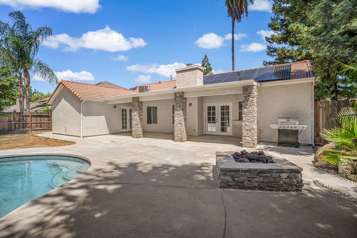 744 W Chennault Ave, Clovis, CA 93611