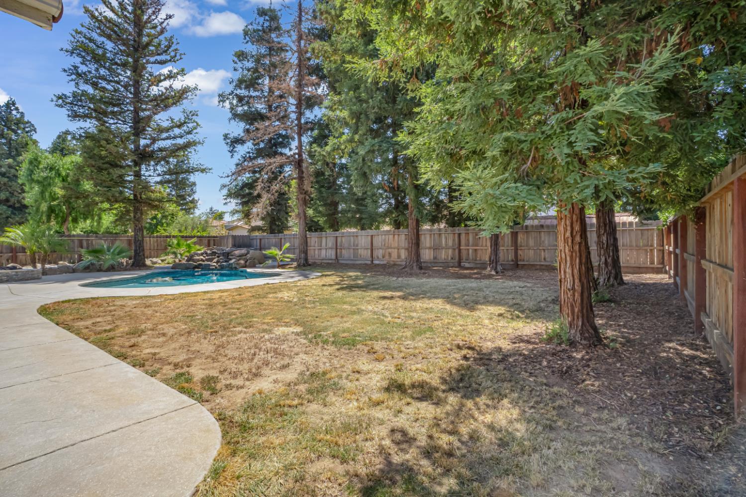 744 W Chennault Ave, Clovis, CA 93611