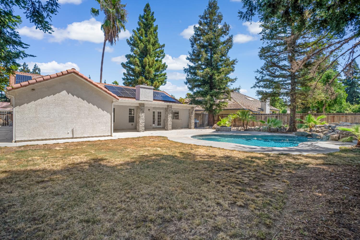 744 W Chennault Ave, Clovis, CA 93611