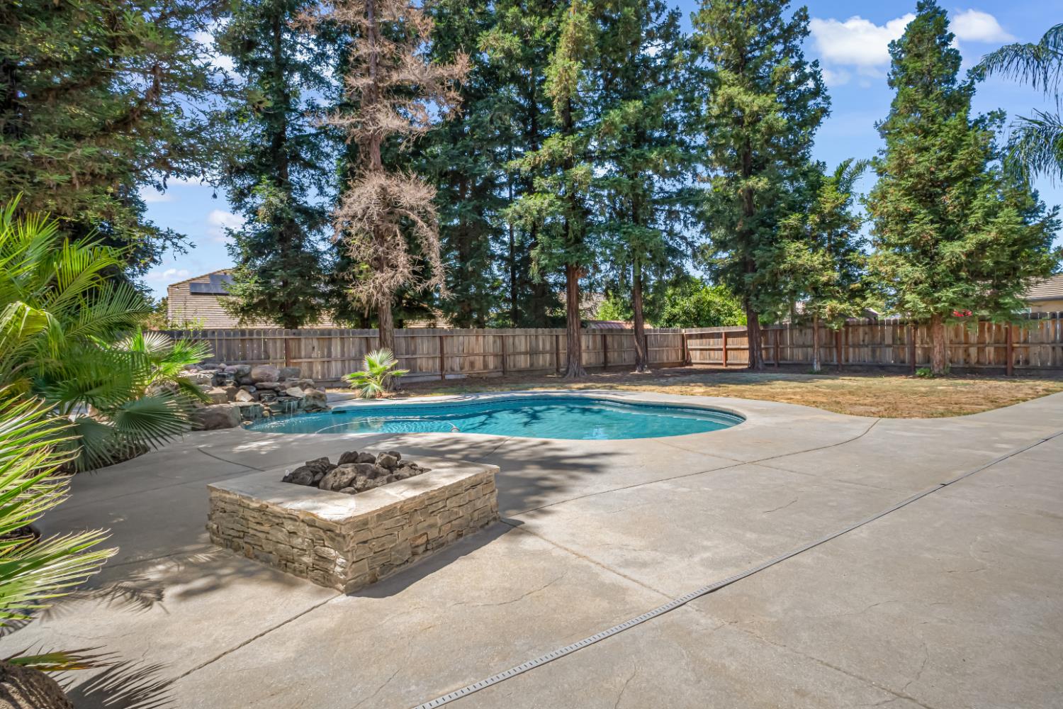 744 W Chennault Ave, Clovis, CA 93611