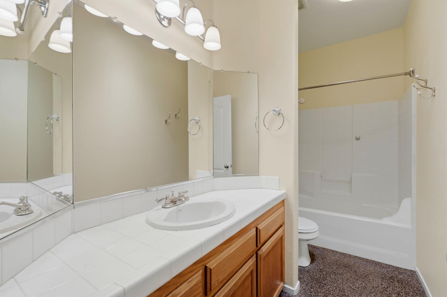 2571 Wrenwood Ave, Clovis, CA 93611