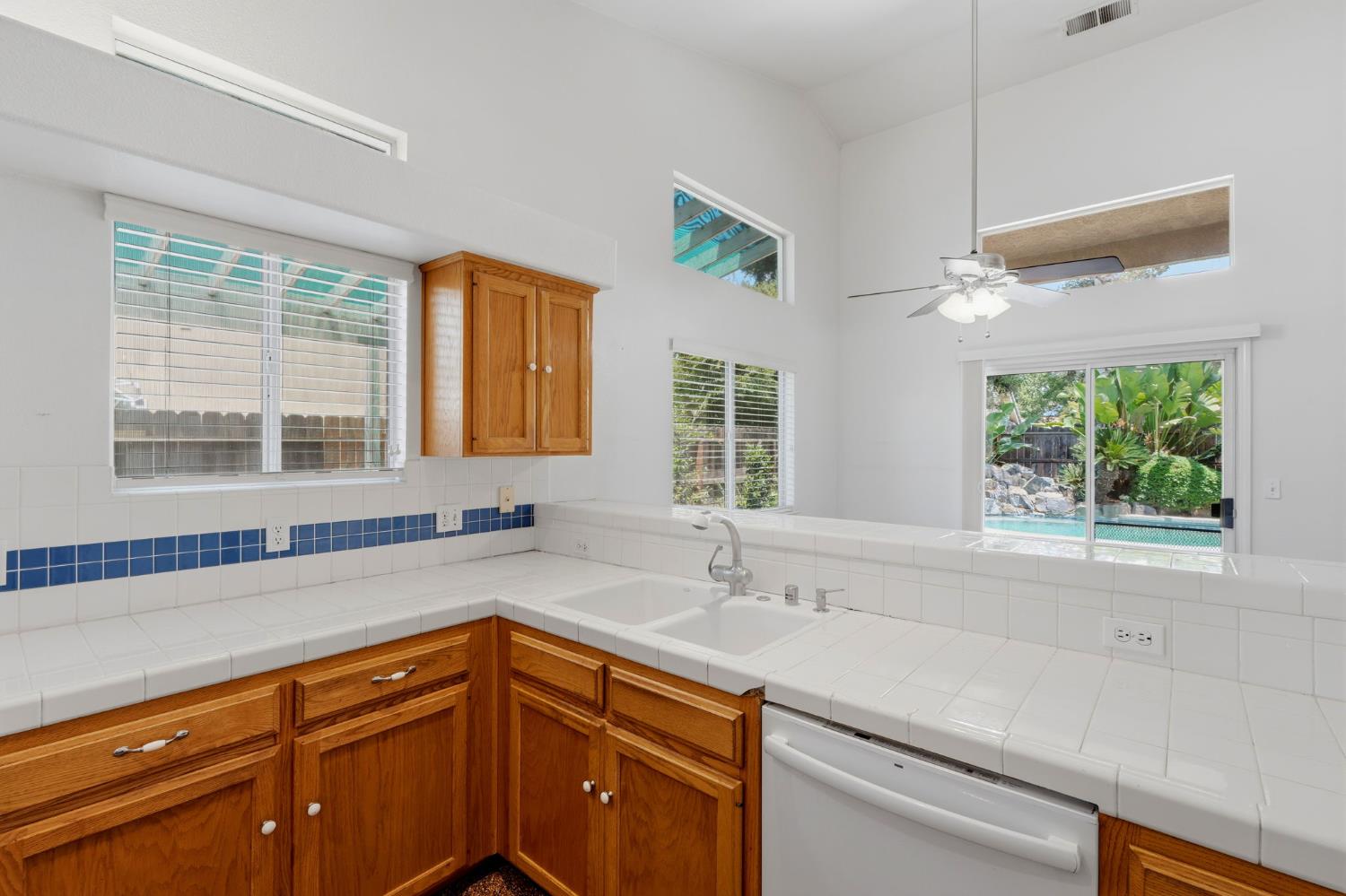 2571 Wrenwood Ave, Clovis, CA 93611
