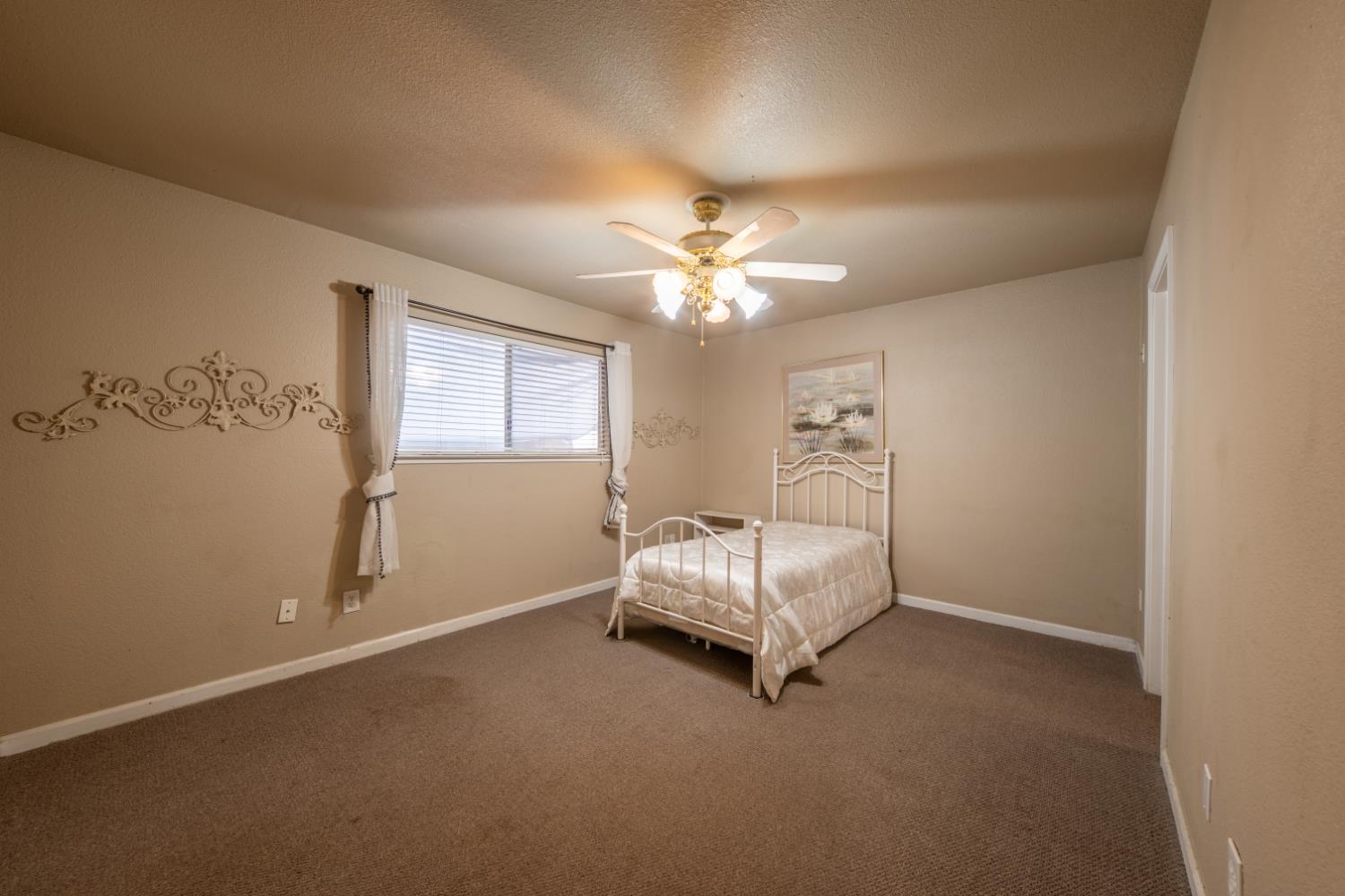 2430 Howard Rd #35, Madera, CA 93637