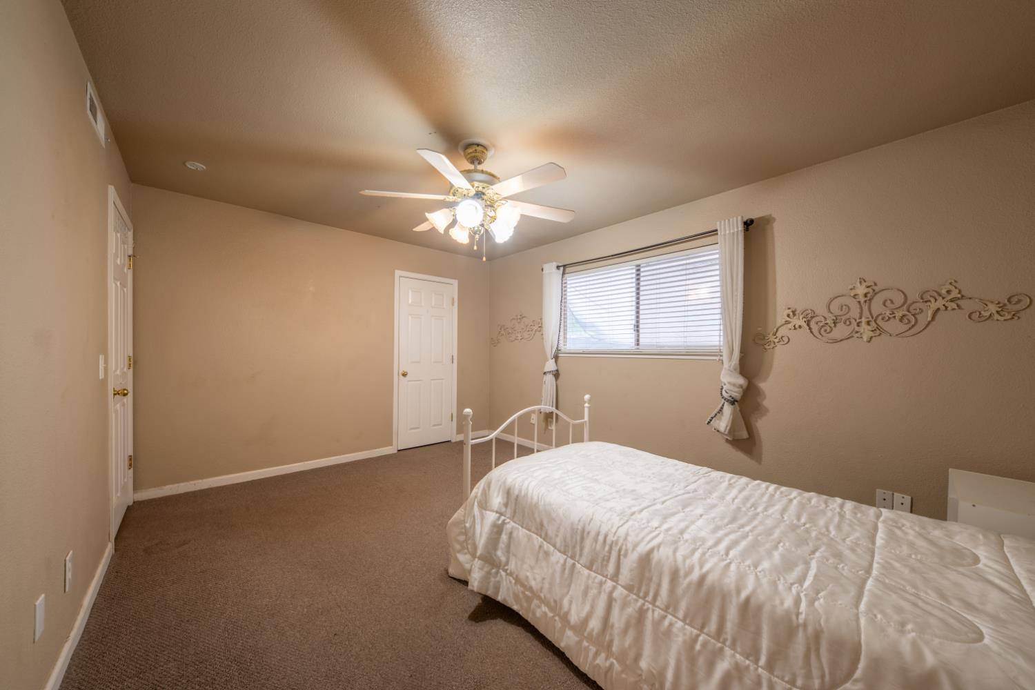 2430 Howard Rd #35, Madera, CA 93637