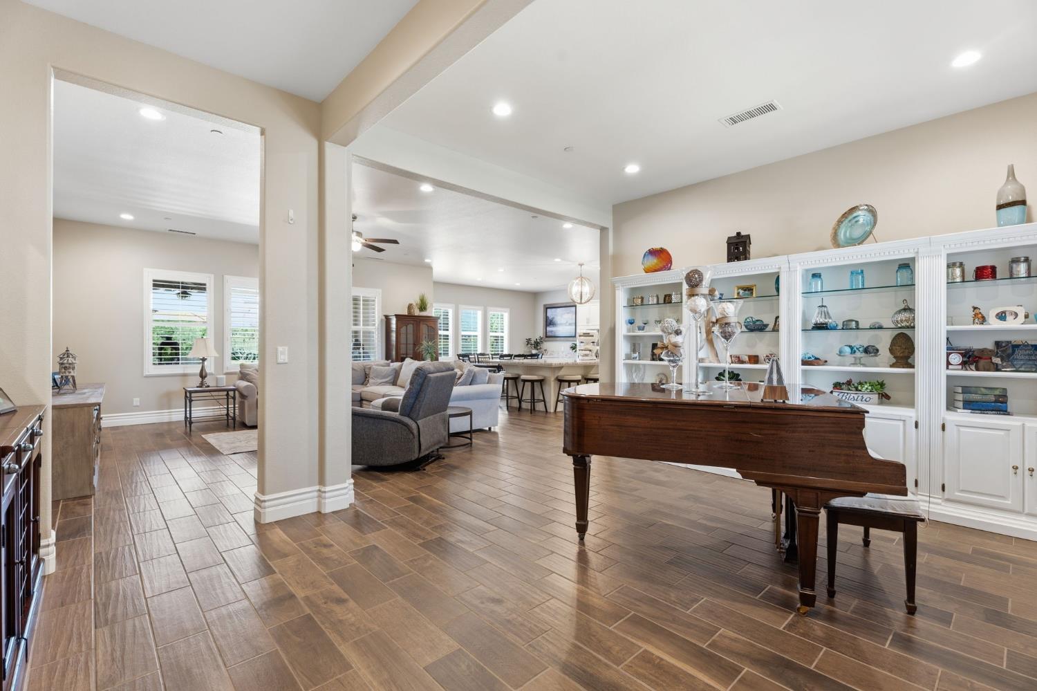 285 Pinnacle Dr W, Madera, CA 93636