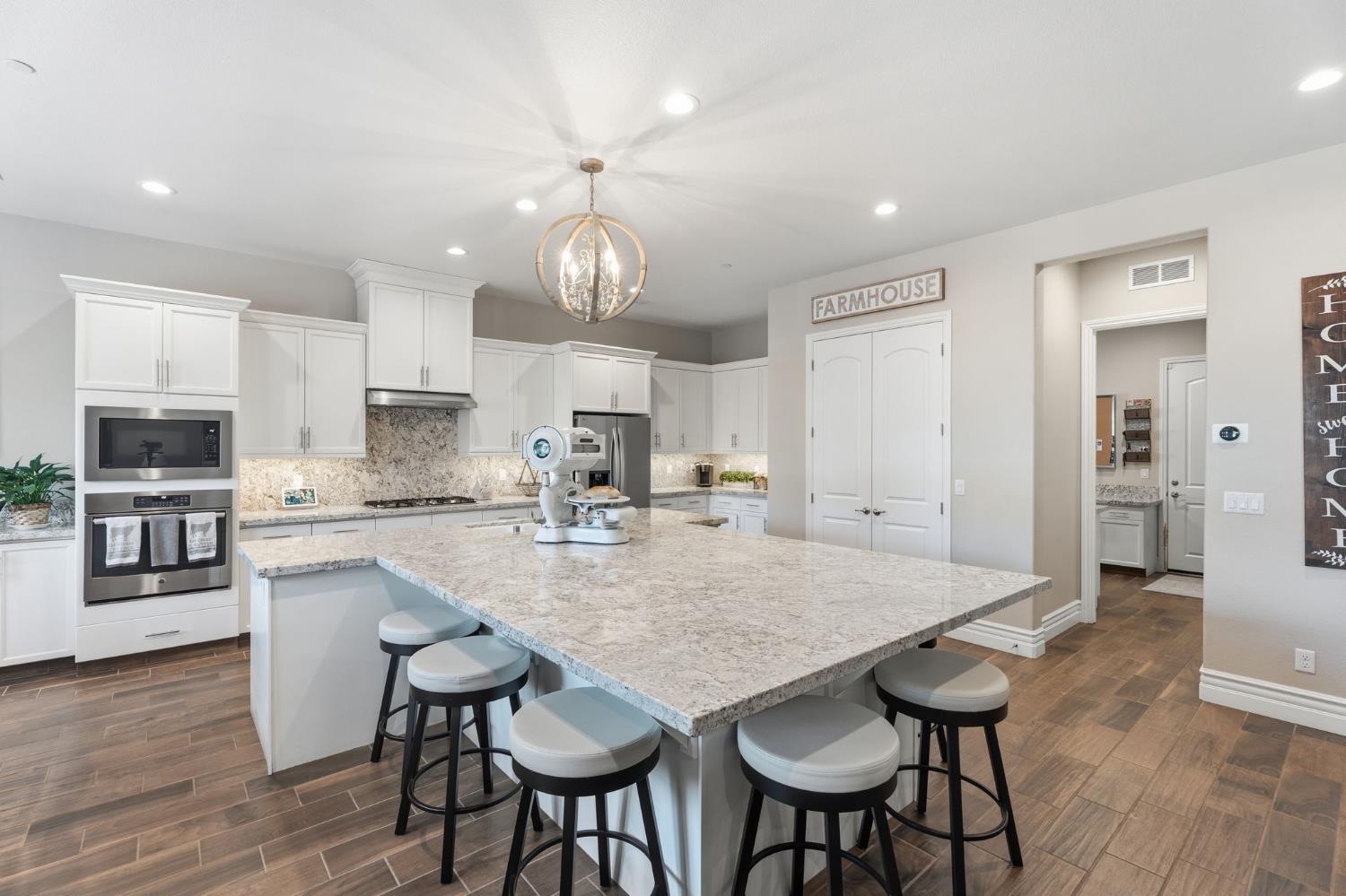 285 Pinnacle Dr W, Madera, CA 93636