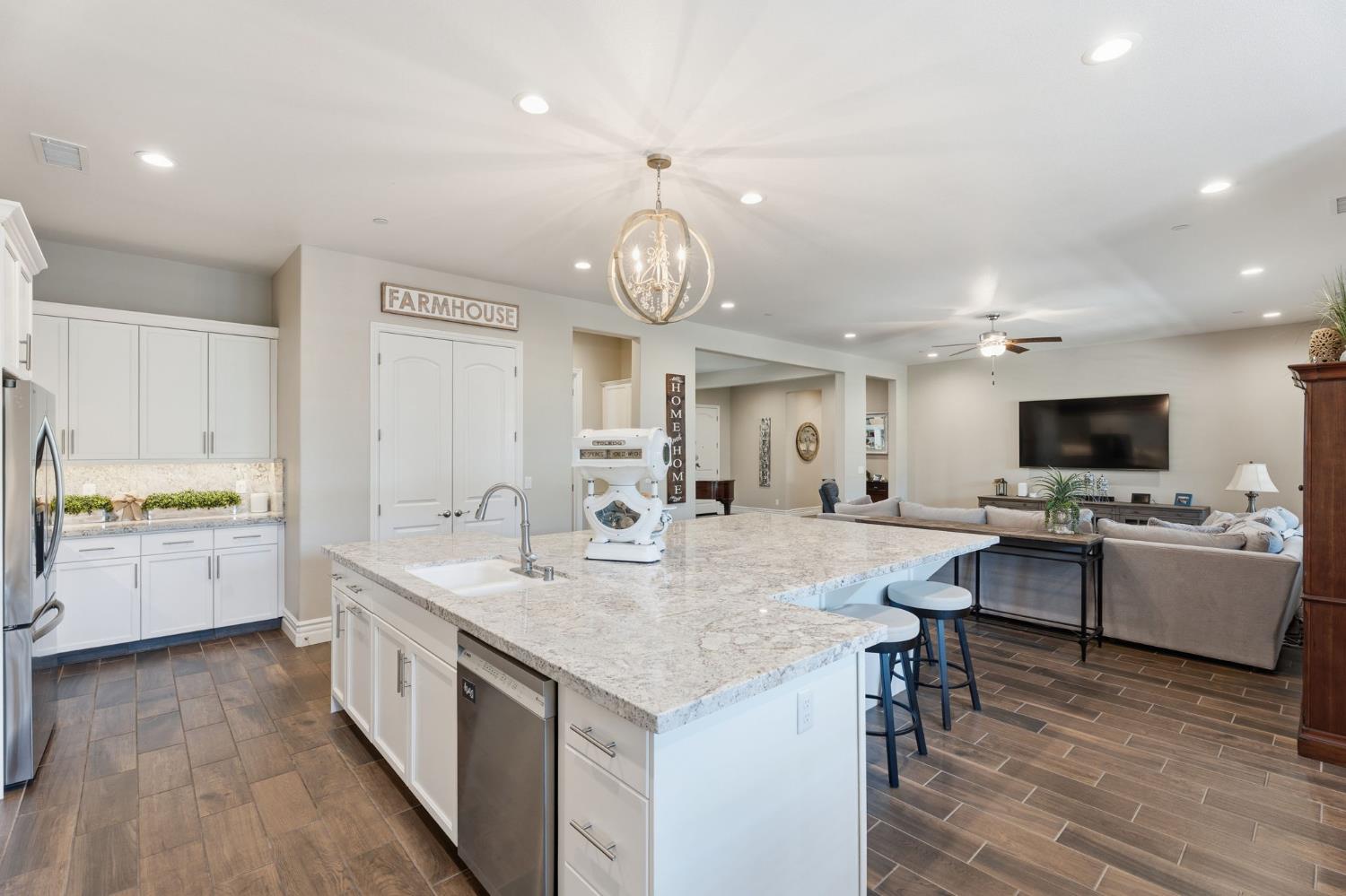 285 Pinnacle Dr W, Madera, CA 93636