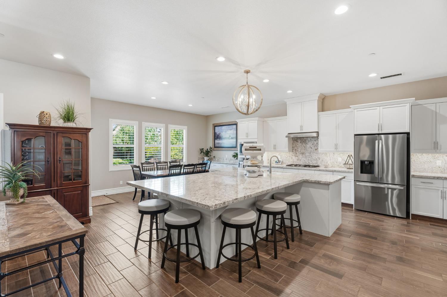 285 Pinnacle Dr W, Madera, CA 93636