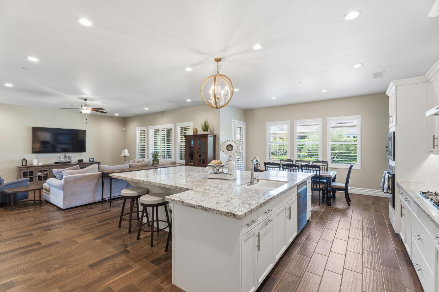 285 Pinnacle Dr W, Madera, CA 93636
