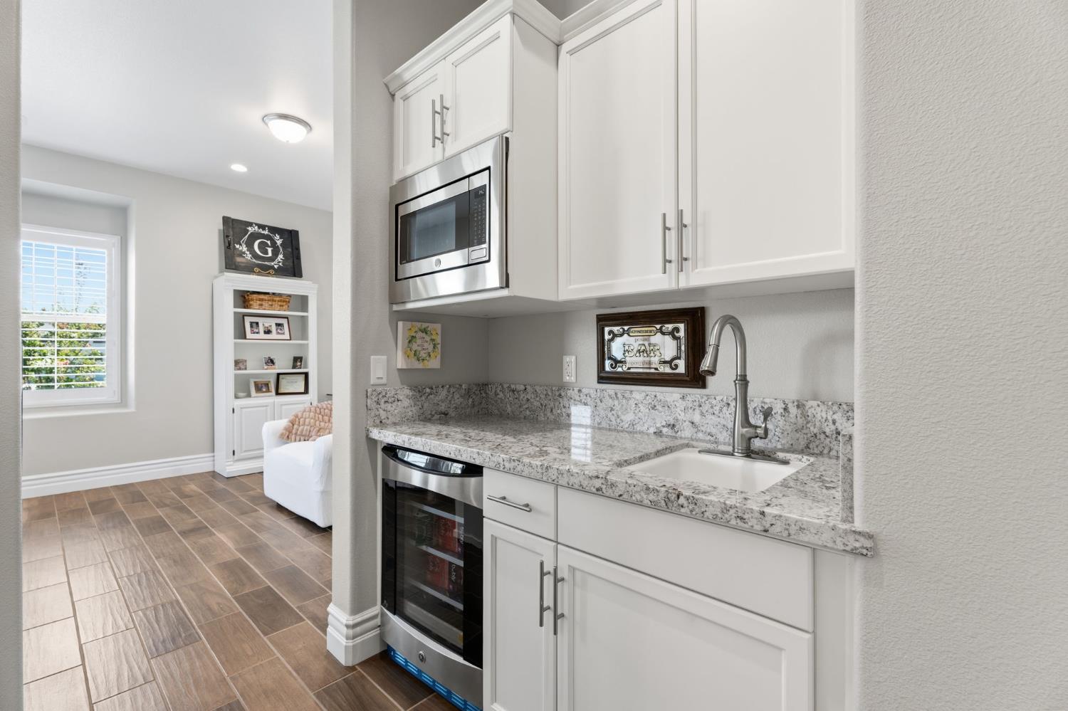 285 Pinnacle Dr W, Madera, CA 93636