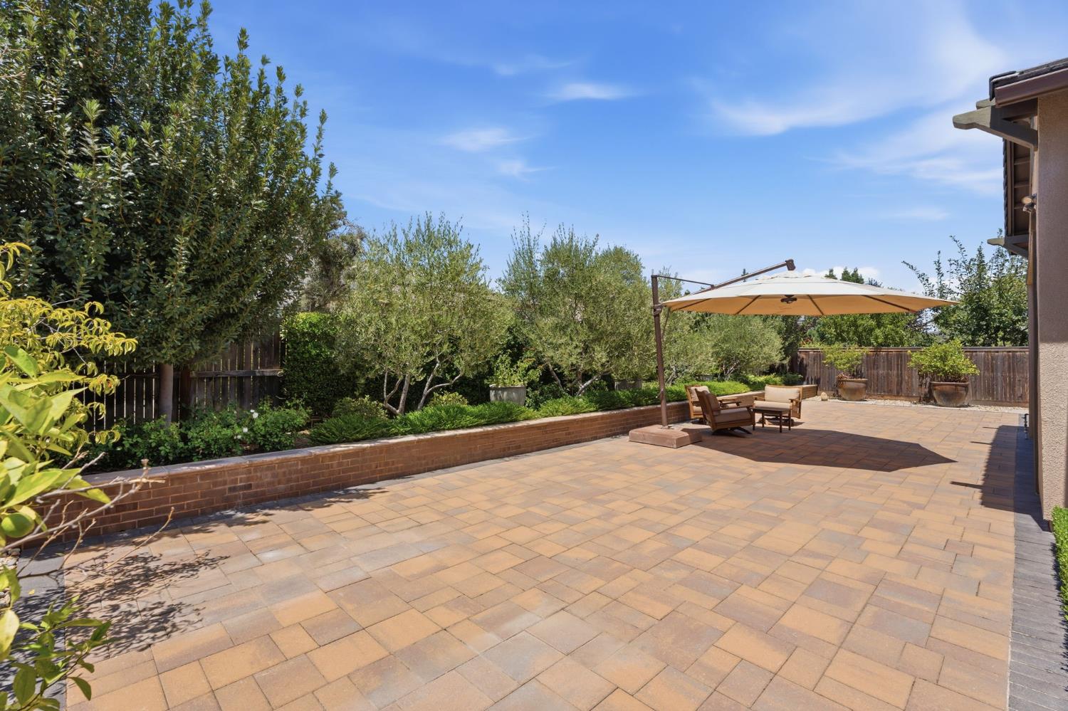 285 Pinnacle Dr W, Madera, CA 93636